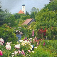 Lektors Garden mit Kirche im Hintergrund