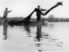 Historisches Bild von Fischern auf dem Stausee