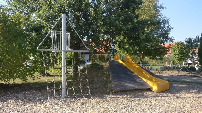 Grossansicht in neuem Fenster: Spielplatz Breitenthal Am Dorfacker Rutsche